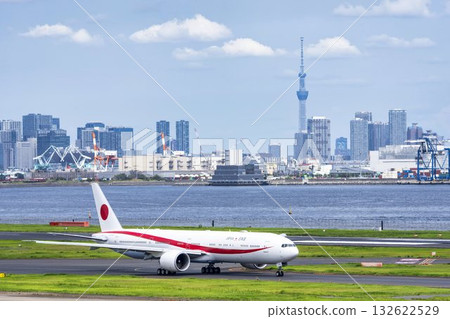 羽田機場的秋天：政府飛機滑行和東京大田區的晴空塔 132622529