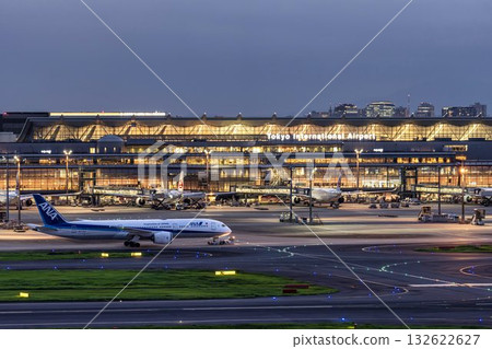 羽田機場夜間，牽引車和飛機，東京大田區 132622627