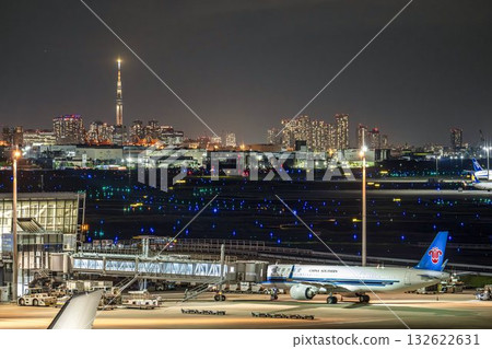 夜晚的羽田機場、停放的飛機和東京晴空塔，東京大田區 132622631