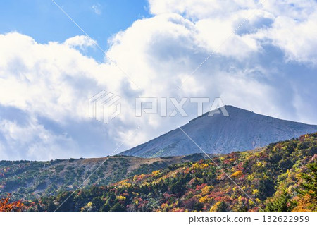 福島縣福島市磐梯吾妻天際線的秋天、吾妻小富士山和秋葉 福島縣福島市磐梯吾妻天際線的秋天、吾妻小富士山和秋葉 132622959