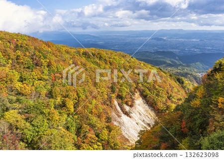 磐梯吾妻天際線的秋天:從福島縣福島市不動澤橋眺望的紅葉與山脈 磐梯吾妻天際線的秋天:從福島縣福島市不動澤橋眺望的紅葉與山脈 132623098