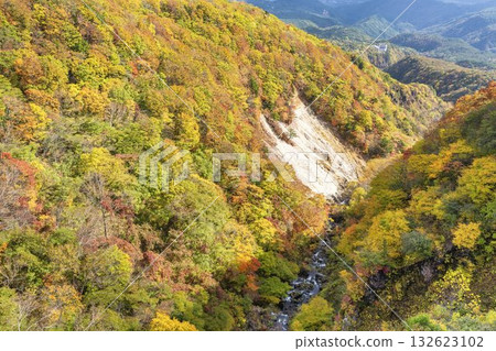 磐梯吾妻天際線的秋天：從福島縣福島市不動澤橋眺望的紅葉與山脈 132623102