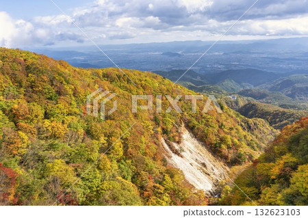 磐梯吾妻天際線的秋天:從福島縣福島市不動澤橋眺望的紅葉與山脈 磐梯吾妻天際線的秋天:從福島縣福島市不動澤橋眺望的紅葉與山脈 132623103