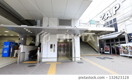 JR東海道線、橫須賀線和根岸線大船站東出口均安裝了電梯和手扶梯。 JR東海道線、橫須賀線和根岸線大船站東出口均安裝了電梯和手扶梯。 132623128