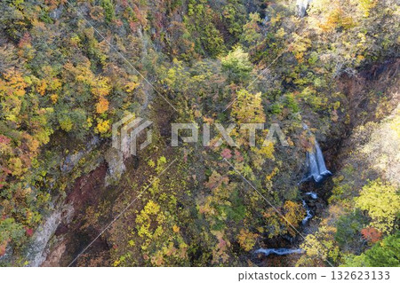 Autumn in Bandai-Azuma Skyline: Autumn leaves and mountain ranges seen from Fudosawa Bridge, Fukushima City, Fukushima Prefecture 132623133