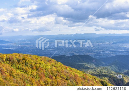 磐梯吾妻天際線的秋天:從福島縣福島市不動澤橋眺望的紅葉與山脈 磐梯吾妻天際線的秋天:從福島縣福島市不動澤橋眺望的紅葉與山脈 132623138