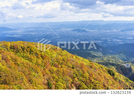 磐梯吾妻天際線的秋天：從福島縣福島市不動澤橋眺望的紅葉與山脈 132623139