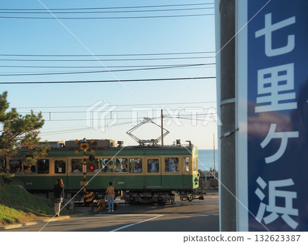 神奈川縣，江島電鐵穿過七里濱，十月 132623387