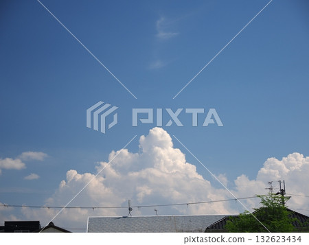 藍天中一朵巨大的積雨雲。 藍天中一朵巨大的積雨雲。 132623434