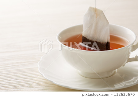 白色背景上的熱茶圖片 132623670