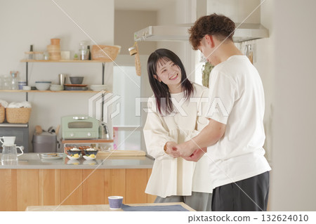 Couple preparing a meal 132624010