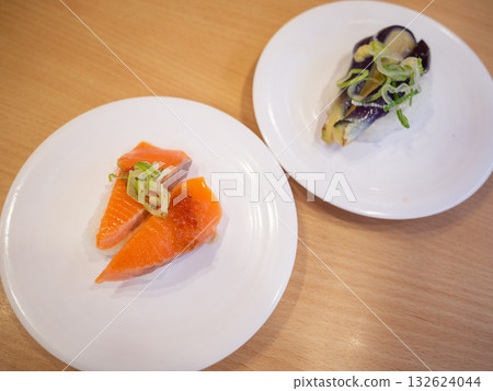 [Japan] Salmon and eggplant nigiri sushi lined up on a table at a conveyor-belt sushi restaurant 132624044