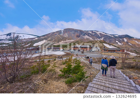 從福島縣福島市東古富士山階梯向西北方向眺望（包括淨土平休息站、停車場、蓬萊山、一齋山和殘雪） 132624695
