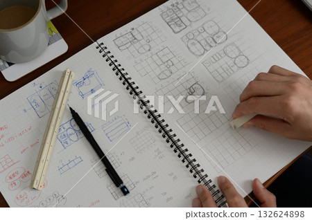 一位建築師正在網格筆記本上繪製設計圖。 132624898