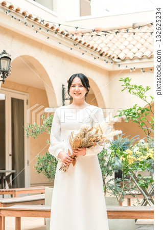 庭院、露臺上穿婚紗的女人，新娘 132625234