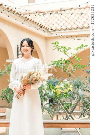 庭院、露臺上穿婚紗的女人，新娘 132625235