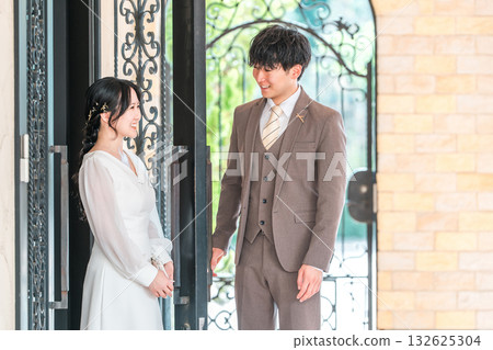 婚禮招待會、婚後派對、身著婚紗的新郎新娘、盛裝打扮的夫婦、富有的、富裕的 132625304