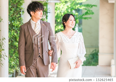 Wedding reception, after-party, bride and groom appearing in wedding dresses, dressed-up couple, wealthy, wealthy 132625465