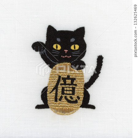 Embroidery of a black beckoning cat holding a hundred million oval coins 132625469