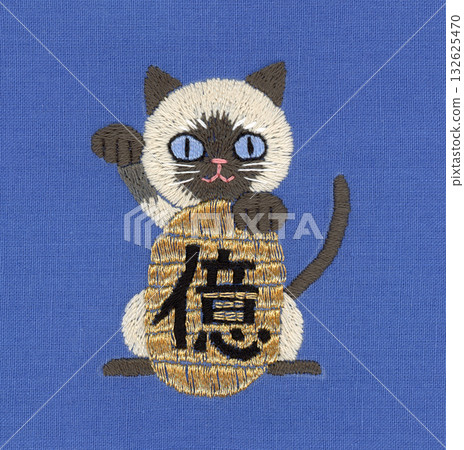 一幅暹羅貓手捧一億枚橢圓形硬幣的刺繡作品 132625470