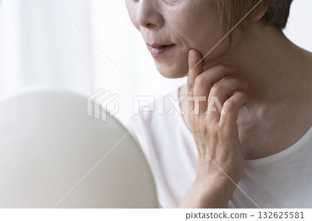 老年婦女擔心臉部衰老 132625581