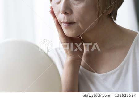 老年婦女擔心臉部衰老 132625587