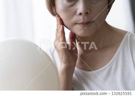 老年婦女擔心臉部衰老 132625591