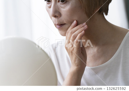 老年婦女擔心臉部衰老 132625592