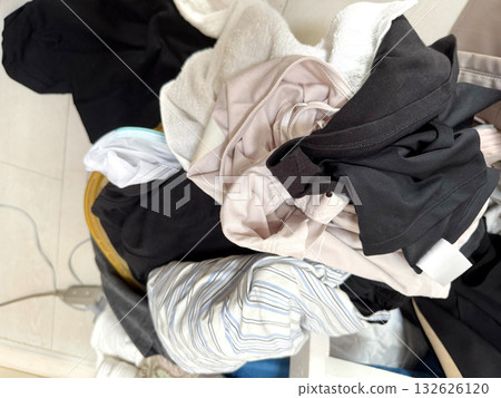 從高空俯瞰拍攝到的女性內衣和其他物品 132626120