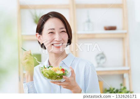 女人吃沙拉 女人吃沙拉 132626171