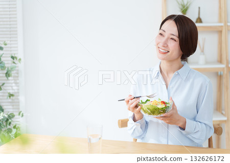 女人吃沙拉 132626172