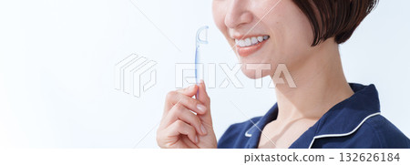 女子使用牙線 女子使用牙線 132626184