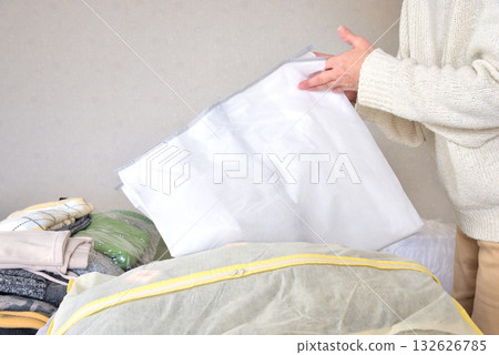 Recyclable waste, decluttering, changing clothes, cleaning up unwanted items 132626785