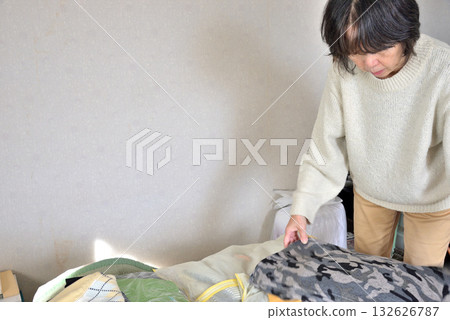 Recyclable waste, decluttering, changing clothes, cleaning up unwanted items 132626787