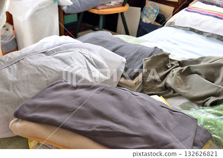 可回收垃圾、整理雜物、更換衣物、清理不需要的物品 可回收垃圾、整理雜物、更換衣物、清理不需要的物品 132626821