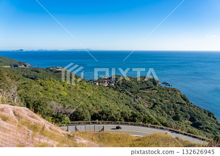 三重縣鳥羽市，清晨從鳥羽展望台眺望伊勢海，一輛摩托車行駛在珍珠路上。 132626945