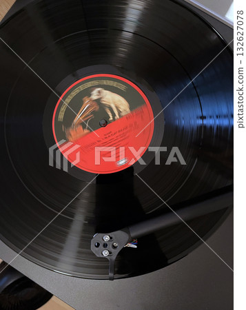 Living with analog records. A daily life surrounded by music. Living with analog records. A daily life surrounded by music. 132627078