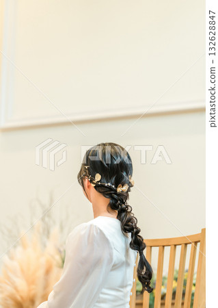 新娘穿著婚紗,頭髮已做好造型,這是她的背影。 新娘穿著婚紗,頭髮已做好造型,這是她的背影。 132628847