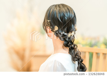 新娘穿著婚紗,頭髮已做好造型,這是她的背影。 新娘穿著婚紗,頭髮已做好造型,這是她的背影。 132628848