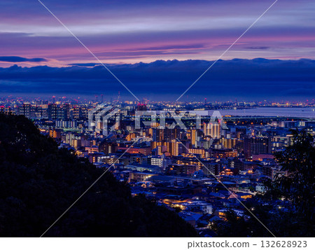 清晨,從神戶市東灘區岡本的山上拍攝的蘆屋大阪地區照片 清晨,從神戶市東灘區岡本的山上拍攝的蘆屋大阪地區照片 132628923