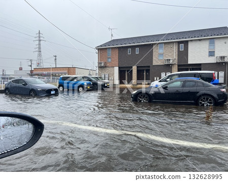 汽車被暴雨淹沒了 132628995