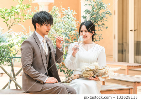 一對穿著禮服的夫婦坐在椅子上，已婚夫婦，新郎新娘，盛裝打扮的夫婦，百萬富翁，富有的 132629113
