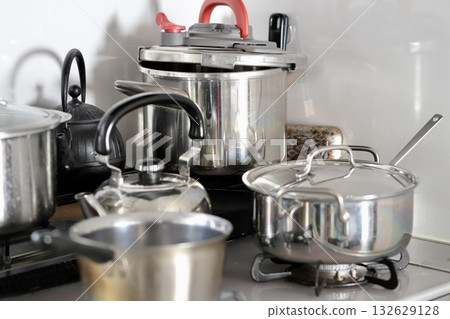 髒兮兮的不鏽鋼炊具堆放在一起 132629128