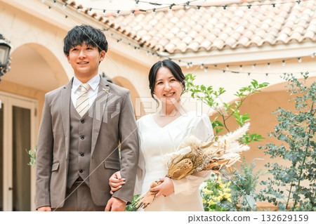 新郎新娘走過婚禮大廳(入口、出口、婚禮、亞洲) 新郎新娘走過婚禮大廳(入口、出口、婚禮、亞洲) 132629159