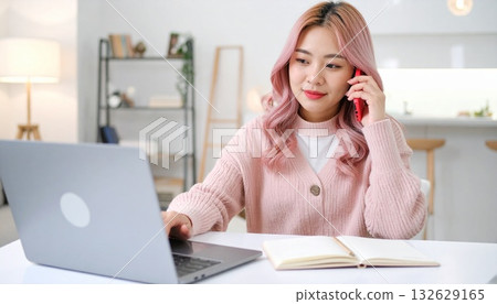 一位時尚的成年女性透過電腦進行投資 132629165