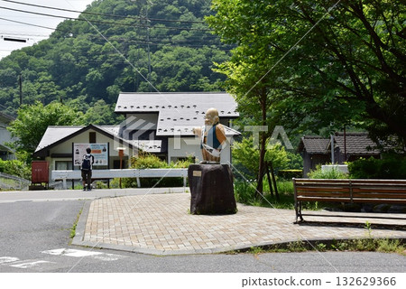 日光市川治溫泉～野岩鐵道會津鬼怒川線的川治湯本站前廣場、川治井 132629366