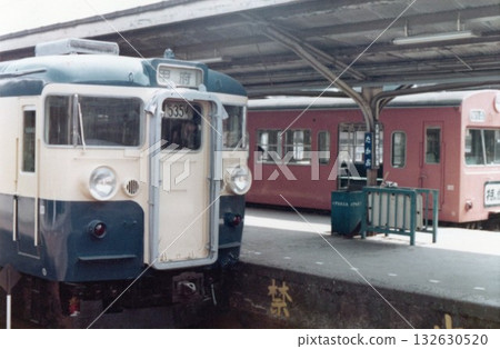 【攝於1977年】高尾站,115系普通列車和101系特快列車並排停放 【攝於1977年】高尾站,115系普通列車和101系特快列車並排停放 132630520