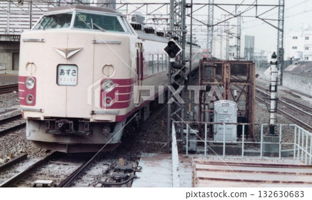 【攝於1977年】特急列車「梓」（183系）駛過吉祥寺站附近 132630683