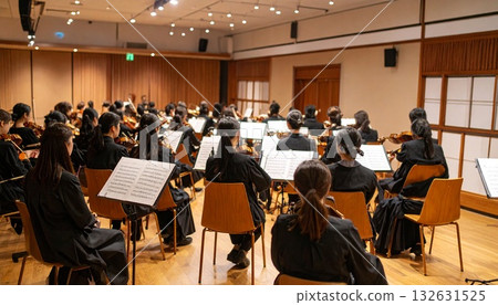 坐在樂團排練區的日本音樂家們 132631525