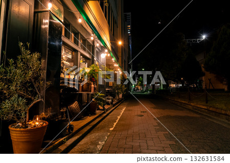 夜晚的時尚餐廳,寧靜與燈光交相輝映。 夜晚的時尚餐廳,寧靜與燈光交相輝映。 132631584